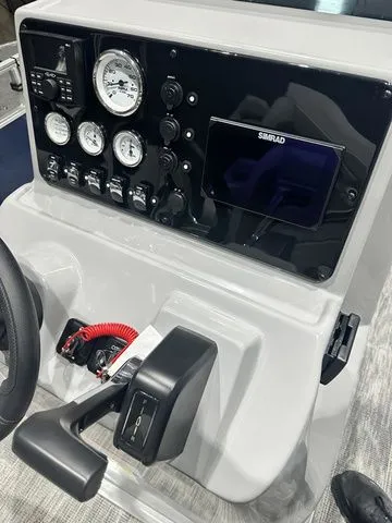 Slide: The Image of Landau Alure 21 Center Console 2026 - 20