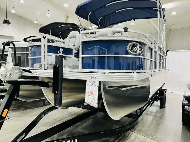 Slide: The Image of Landau Alure 21 Center Console 2026 - 3