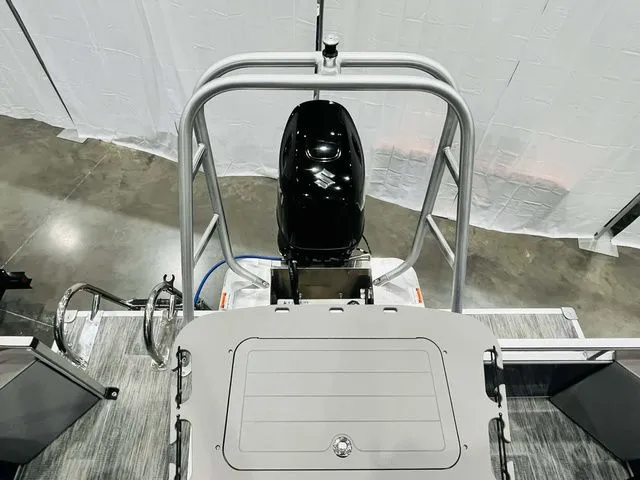 Slide: The Image of Landau Alure 21 Center Console 2026 - 30