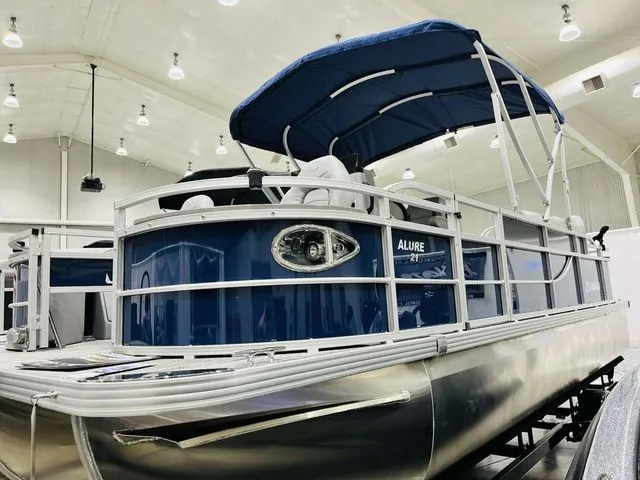 Slide: The Image of Landau Alure 21 Center Console 2026 - 4