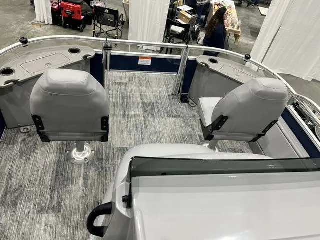 Slide: The Image of Landau Alure 21 Center Console 2026 - 7