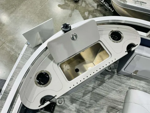 Slide: The Image of Landau Alure 21 Center Console 2026 - 8