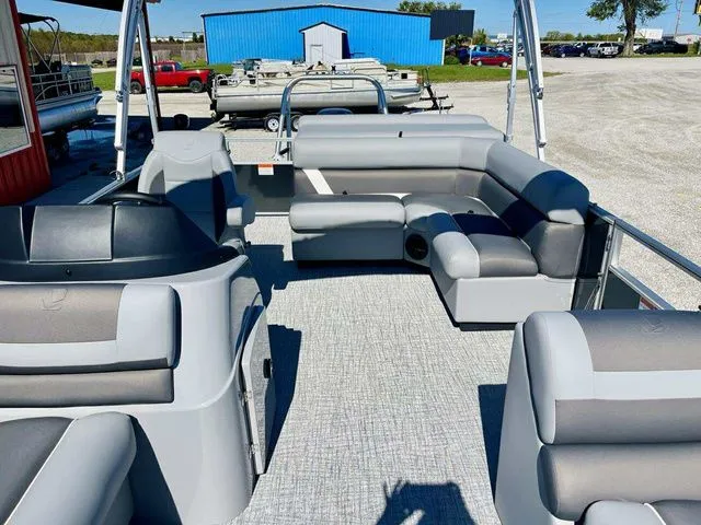 Slide: The Image of Landau Landau Island Breeze 25 powered by a 250HP Suzuki 2026 - 11