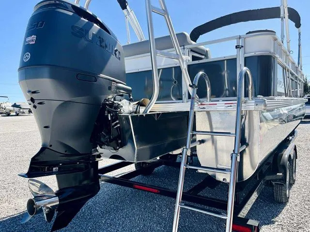 Slide: The Image of Landau Landau Island Breeze 25 powered by a 250HP Suzuki 2026 - 12
