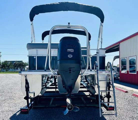 Slide: The Image of Landau Landau Island Breeze 25 powered by a 250HP Suzuki 2026 - 13