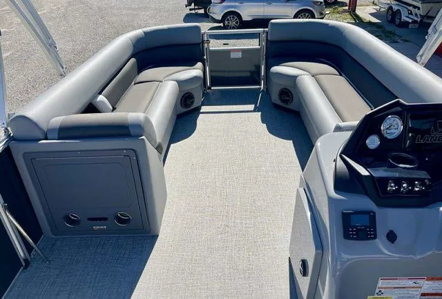 Slide: The Image of Landau Landau Island Breeze 25 powered by a 250HP Suzuki 2026 - 7