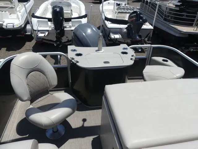 Slide: The Image of Interior of a 2016 Bennington 21 SFX Premium pontoon boat. - 12