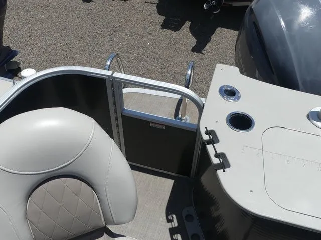 Slide: The Image of Interior of a 2016 Bennington 21 SFX Premium pontoon boat. - 13