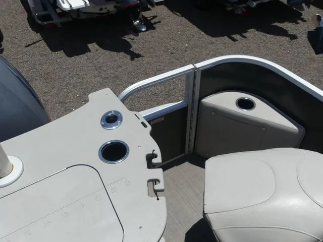Slide: The Image of Interior view of a 2016 Bennington 21 SFX Premium pontoon boat. - 14