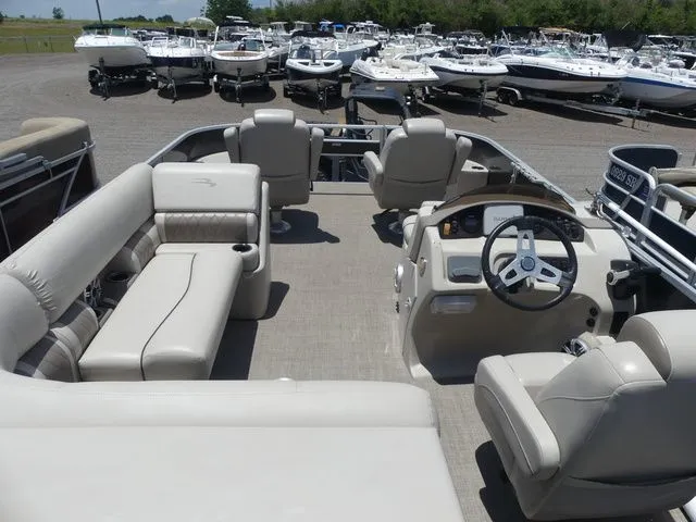 Slide: The Image of Interior of a 2016 Bennington 21 SFX Premium pontoon boat. - 15