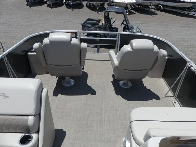 Slide: The Image of Interior of a 2016 Bennington 21 SFX Premium pontoon boat. - 18