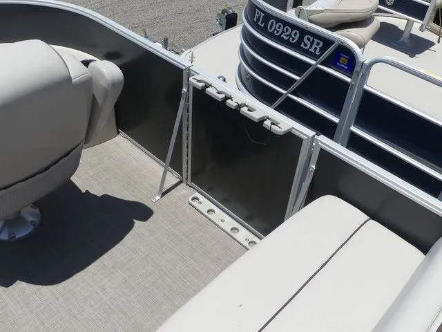 Slide: The Image of Interior of a 2016 Bennington 21 SFX Premium pontoon boat. - 19