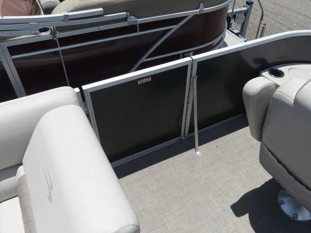 Slide: The Image of Interior of a 2016 Bennington 21 SFX Premium pontoon boat. - 20