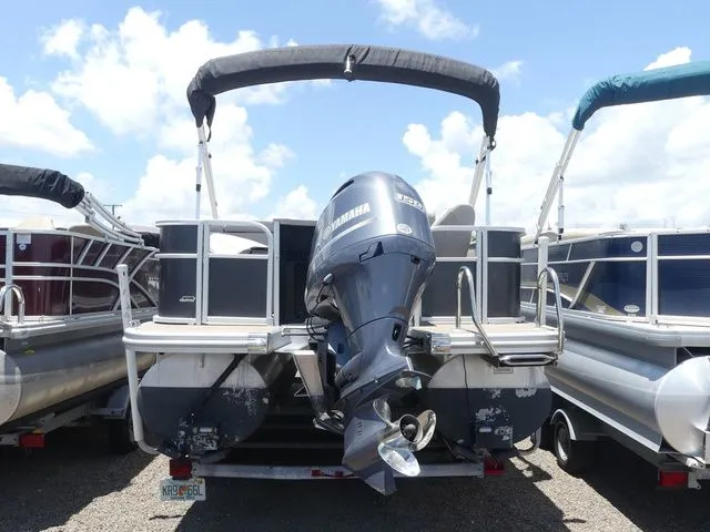 Slide: The Image of 2016 Bennington 21 SFX Premium pontoon boat with Yamaha engine. - 5