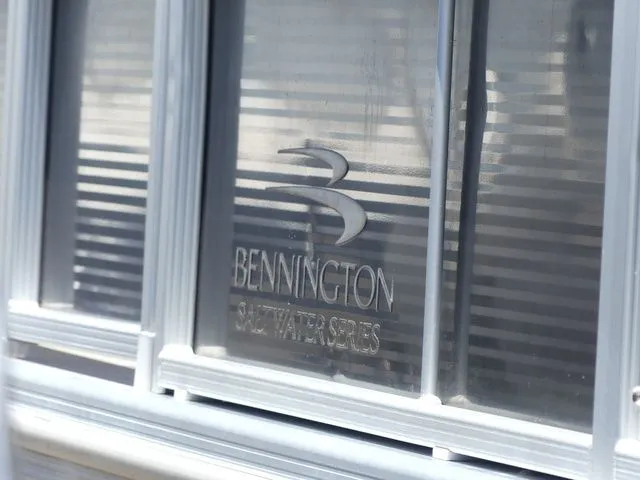 Slide: The Image of Bennington 21 SFX Premium 2016 logo on boat. - 7