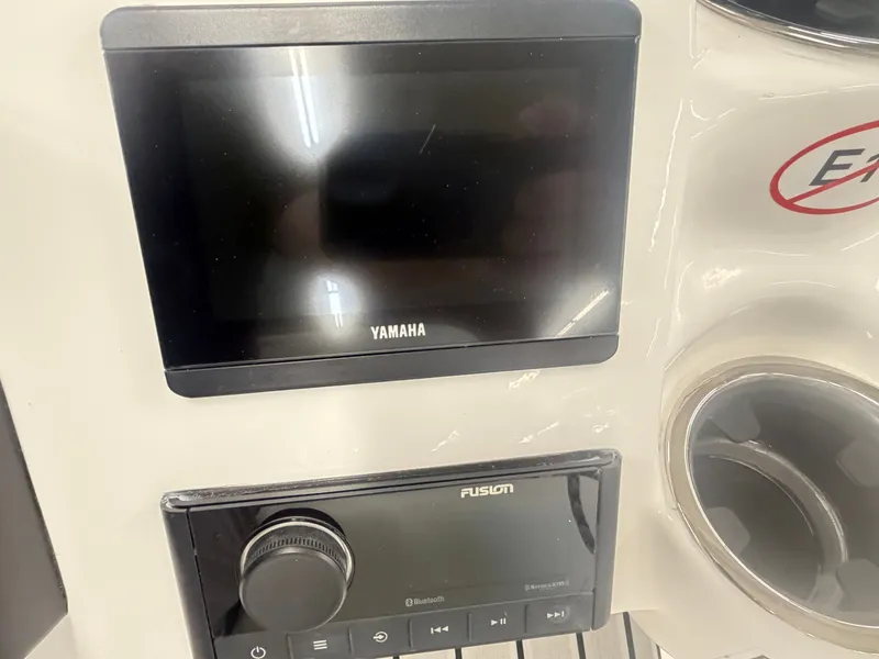 Slide: The Image of Yamaha and Fusion controls on Tidewater 2110 Bay Max 2026. - 12