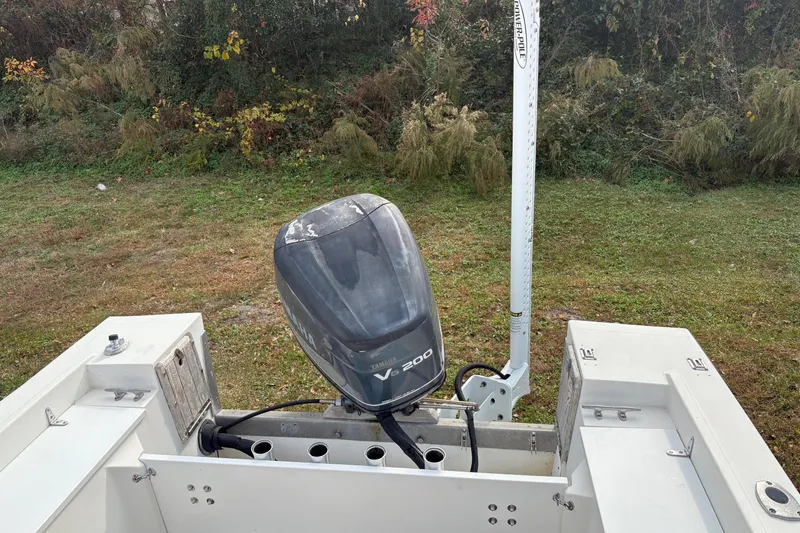 Slide: The Image of 1979 Mako Pro Skiff 21 CC with Yamaha V200 outboard motor in grassy area. - 4