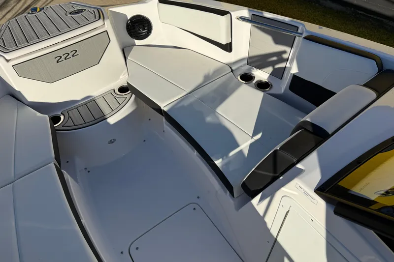 Slide: The Image of 2026 Yamaha Boats 222SD interior with white seating and cup holders. - 25