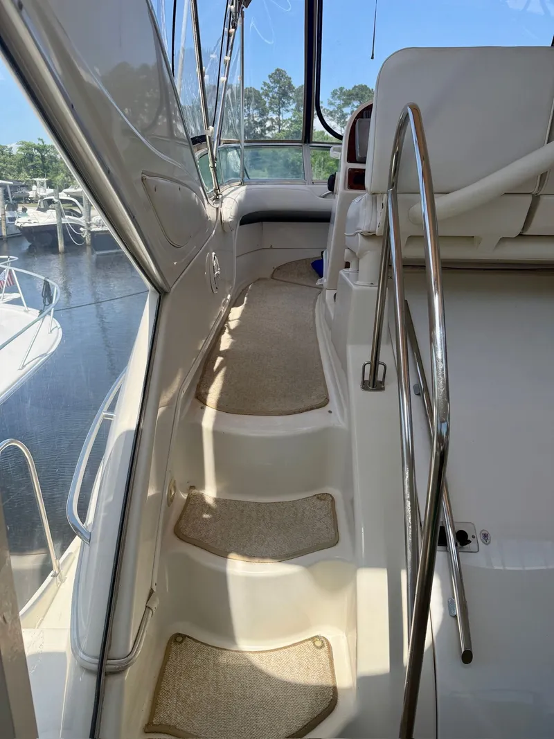 Slide: The Image of Interior view of 1999 Maxum 4100 SCA yacht. - 16