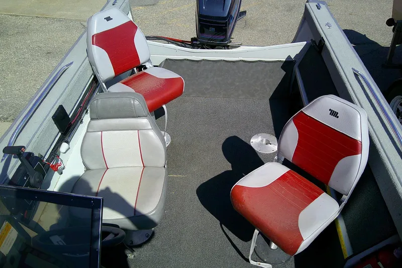 Slide: The Image of 1989 Bass Tracker Pro Deep V-17 boat interior with red and white seating arrangement. - 7