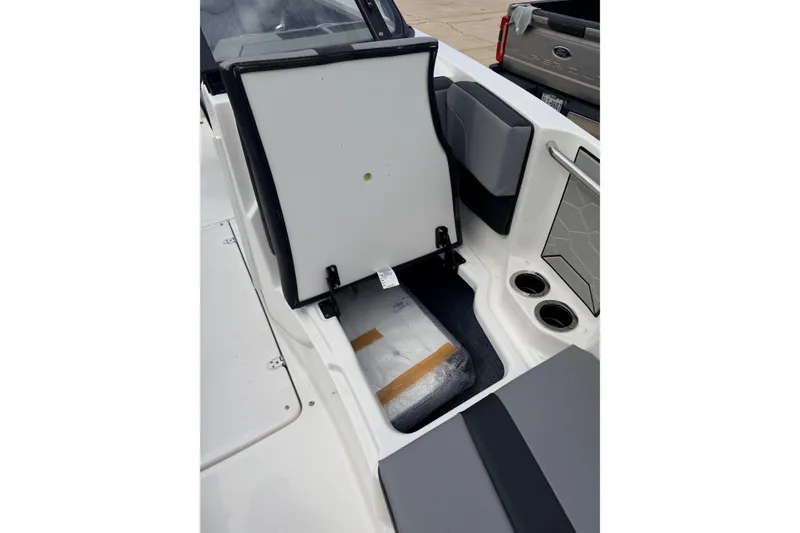 Slide: The Image of Yamaha 222XD 2026 boat with open storage compartment and cup holders. - 13