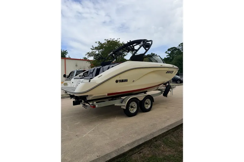 Slide: The Image of 2026 Yamaha Boats 222XD on trailer, side view. - 5