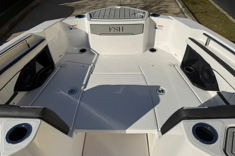 Slide: The Image of 2026 Yamaha Boats 252 FSH Sport bow area with seating and cup holders. - 25