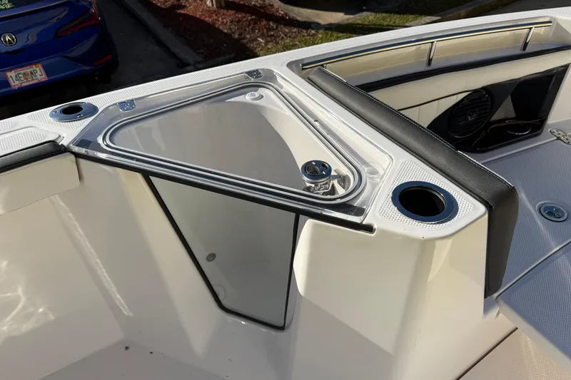 Slide: The Image of 2026 Yamaha Boats 252 FSH Sport interior with storage compartment and cup holders. - 32