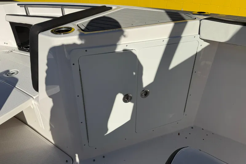 Slide: The Image of 2026 Yamaha Boats 252 FSH Sport interior with storage compartment and cup holders. - 33
