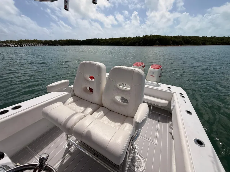 Slide: The Image of Contender 27 Tournament 2001 boat with white seats on the water. - 19