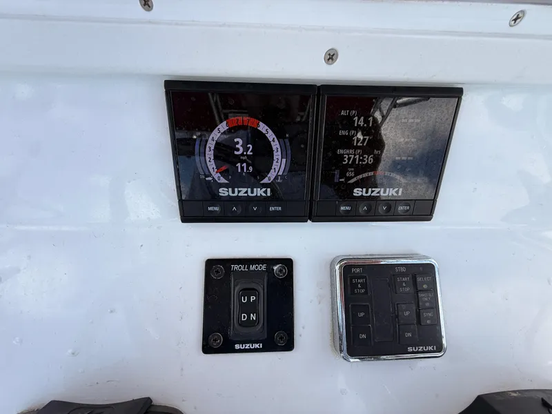 Slide: The Image of Suzuki boat instruments on 2001 Contender 27 Tournament. - 30