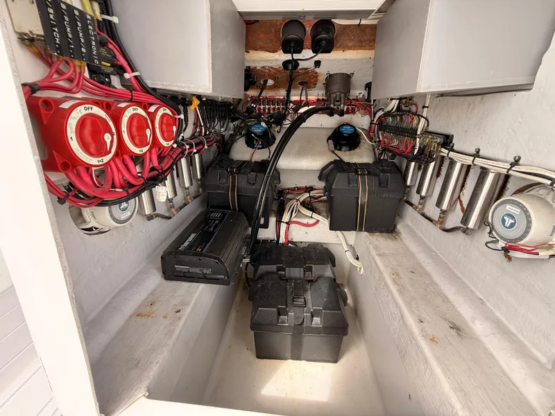 Slide: The Image of Electrical system of a 2001 Contender 27 Tournament boat. - 31