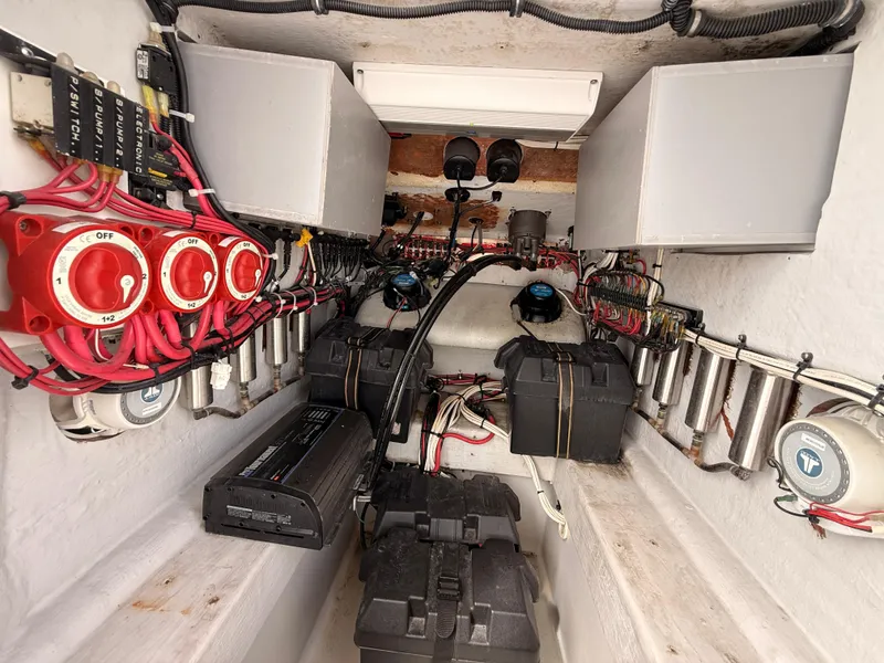 Slide: The Image of Electrical system of a 2001 Contender 27 Tournament boat. - 32