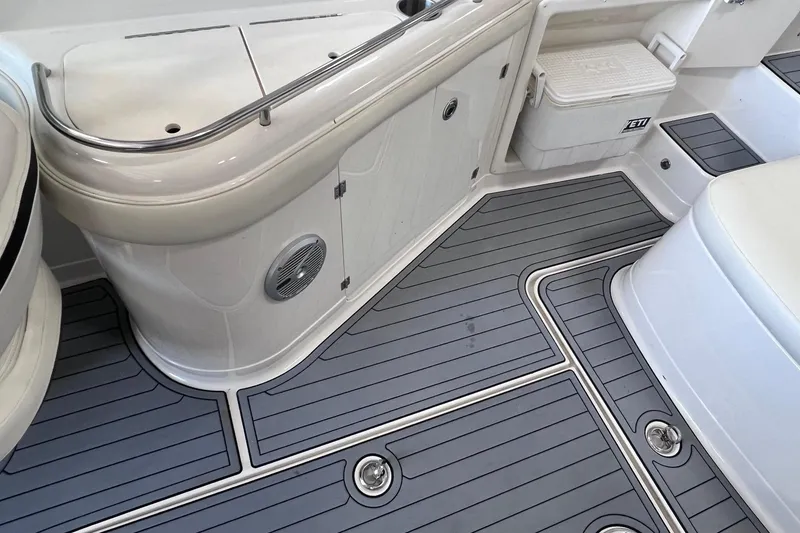Slide: The Image of Interior of a 2007 Monterey 248LS Montura Bowrider boat. - 19