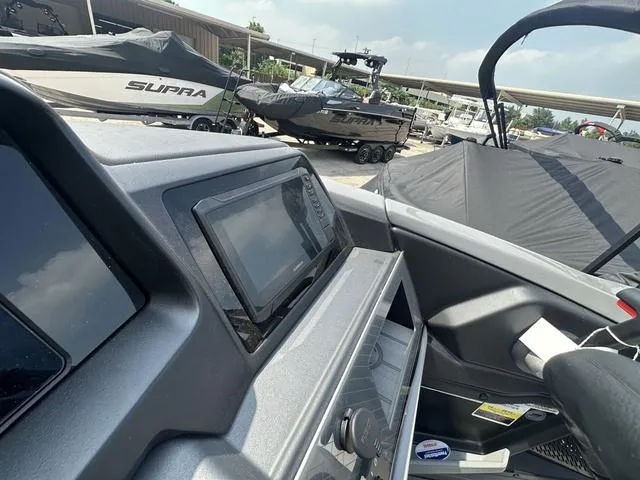 Slide: The Image of Avalon Catalina 25' Quad Lounger 2024 - 27