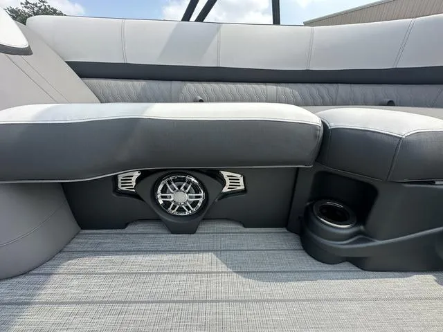 Slide: The Image of Avalon Catalina 25' Quad Lounger 2024 - 37