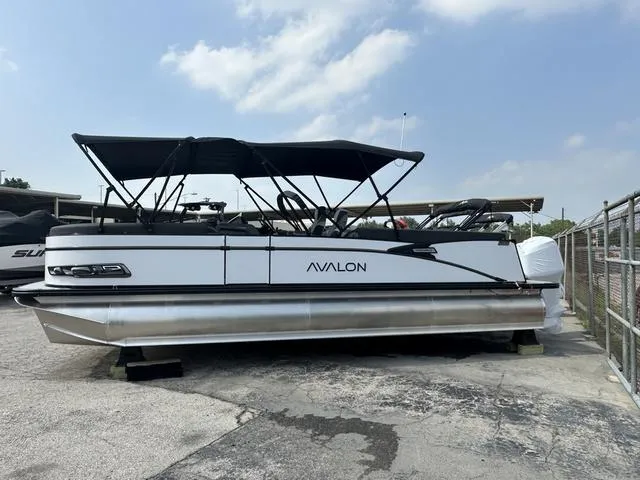 Slide: The Image of Avalon Catalina 25' Quad Lounger 2024 - 1
