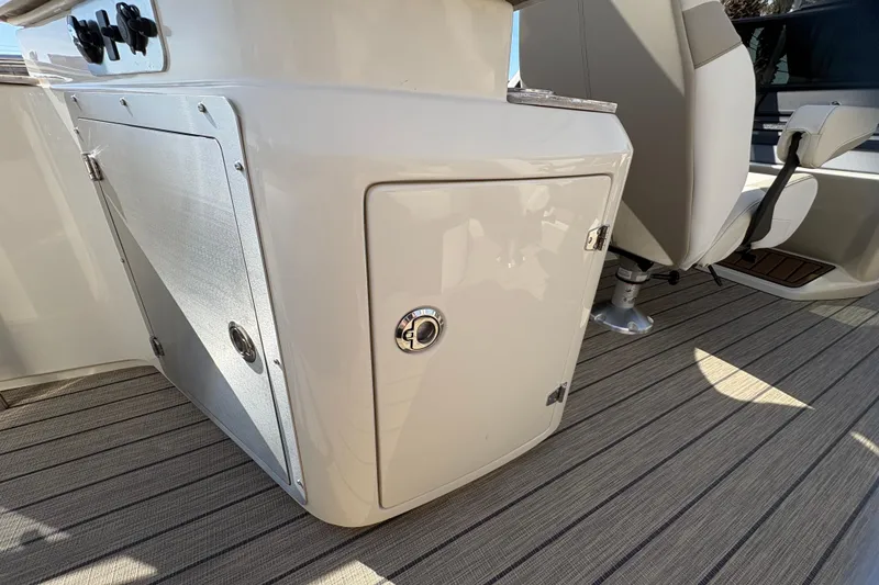 Slide: The Image of Avalon Exalibur LTD 27 Elite Winshield 2026 - 35
