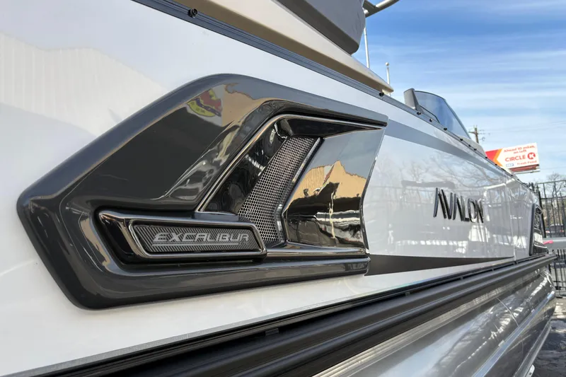 Slide: The Image of Avalon Exalibur LTD 27 Elite Winshield 2026 - 10