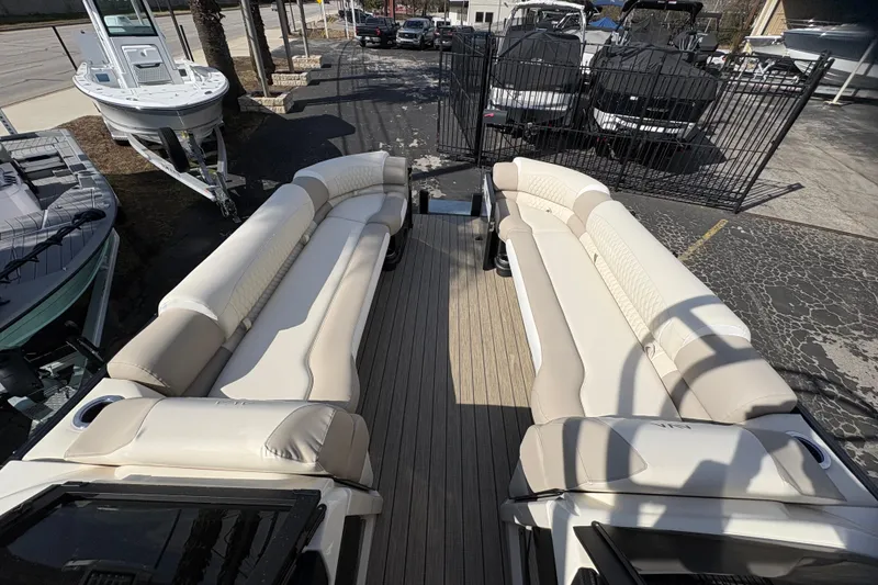 Slide: The Image of Avalon Exalibur LTD 27 Elite Winshield 2026 - 15