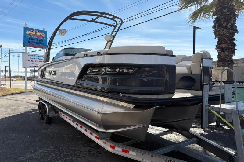 Slide: The Image of Avalon Exalibur LTD 27 Elite Winshield 2026 - 1