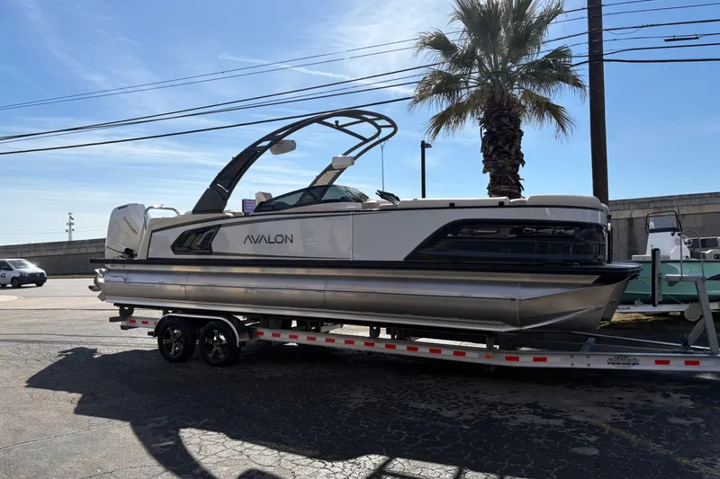 The Image of Avalon Exalibur LTD 27 Elite Winshield 2026 - 0