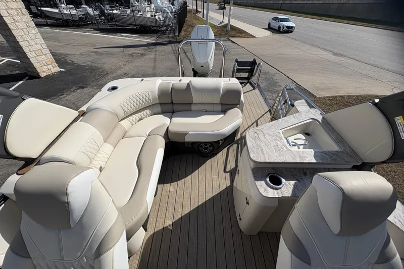 Slide: The Image of Avalon Exalibur LTD 27 Elite Winshield 2026 - 29