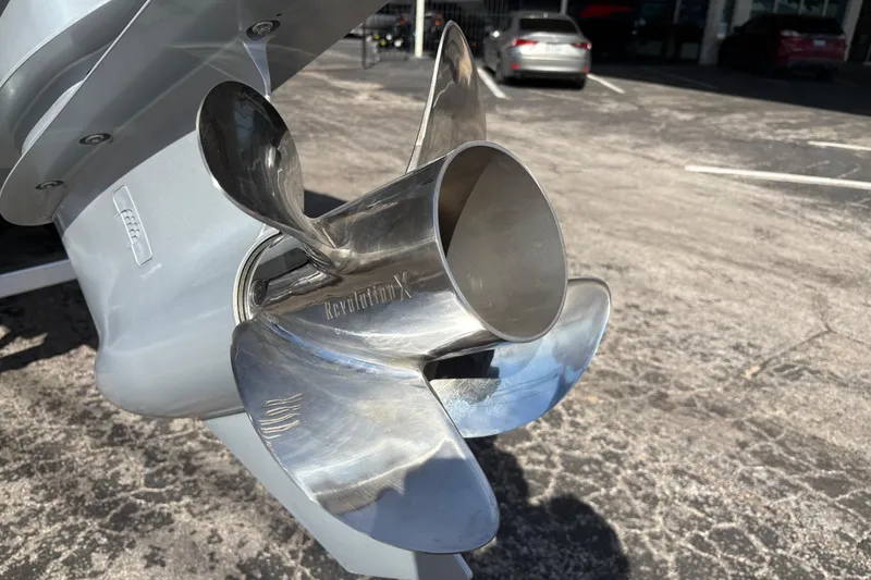 Slide: The Image of Avalon Exalibur LTD 27 Elite Winshield 2026 - 7
