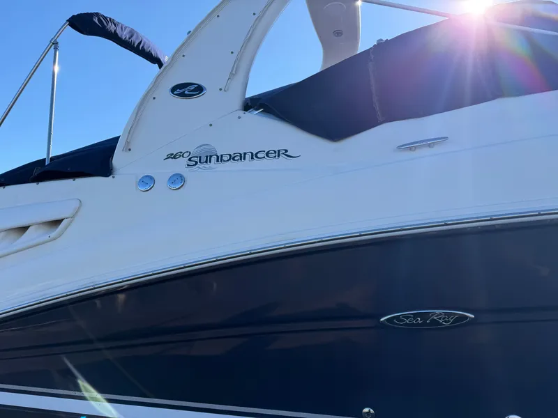 Slide: The Image of 2006 Sea Ray Sundancer 260 boat with sun rays. - 4