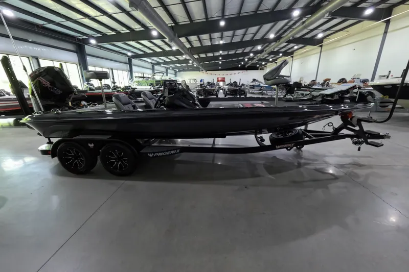 The Image of 2023 Phoenix 921 Elite boat displayed in a showroom, side view. - 1