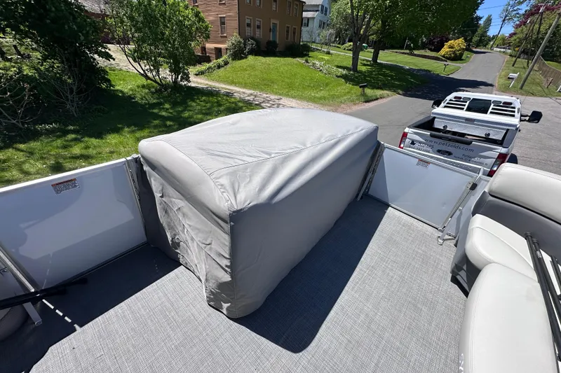 Slide: The Image of 2024 Sylvan Mirage 8522 LZ pontoon boat with covered seating area on a sunny day. - 29