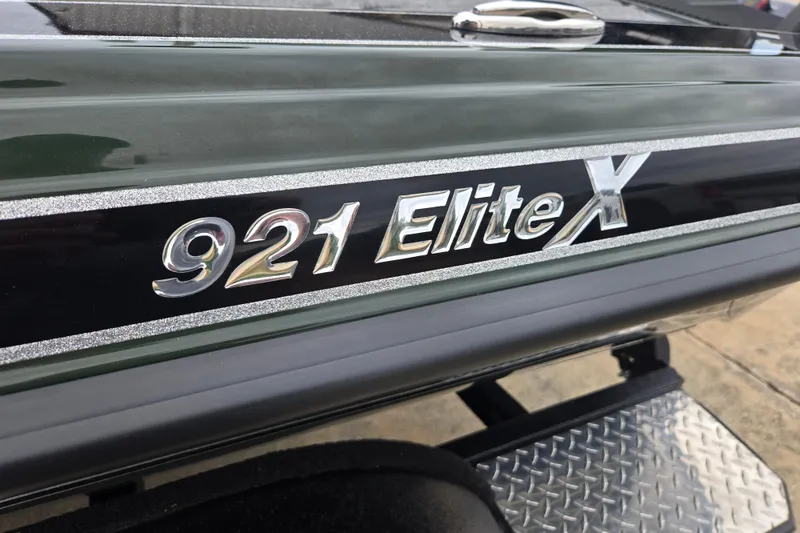Slide: The Image of 2026 Phoenix 921 Elite X boat model emblem on a sleek exterior. - 20