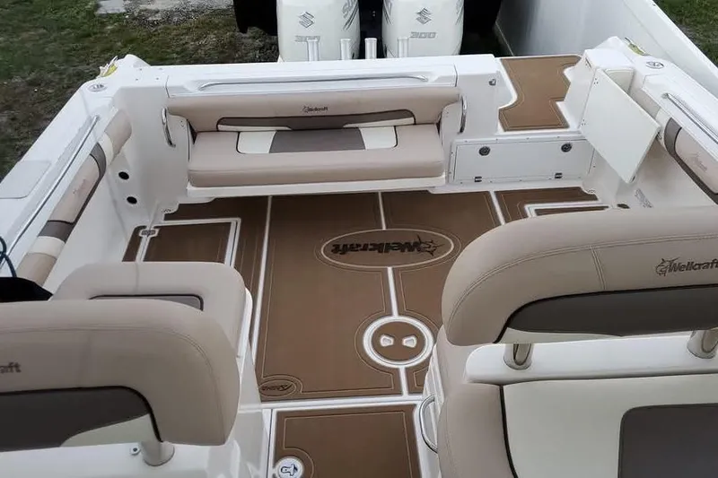 Slide: The Image of Interior of a 2004 Wellcraft 290 Coastal boat with beige seating. - 13