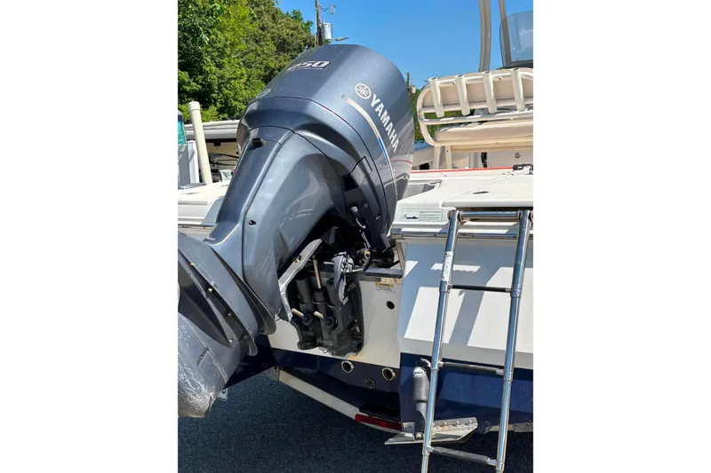 Slide: The Image of 2015 Robalo 246 Cayman boat with Yamaha outboard motor and boarding ladder. - 18